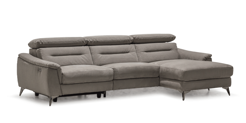 Divano con chaise longue e seduta relax elettrica, in tessuto antimacchia.