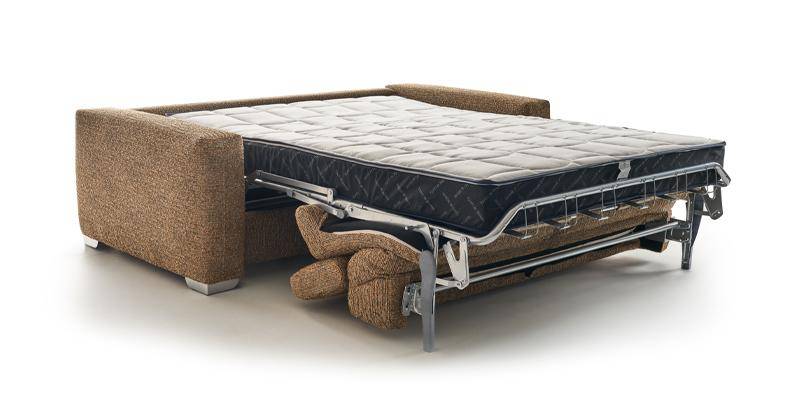 Divano 3 posti con letto (materasso 140x195x17 cm), in tessuto antimacchia.