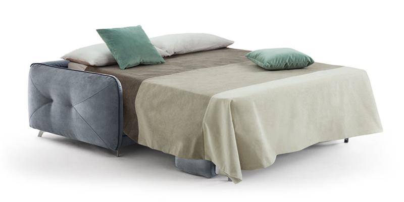 Divano 3 posti con letto (materasso 140x195x16 cm), in tessuto antimacchia.