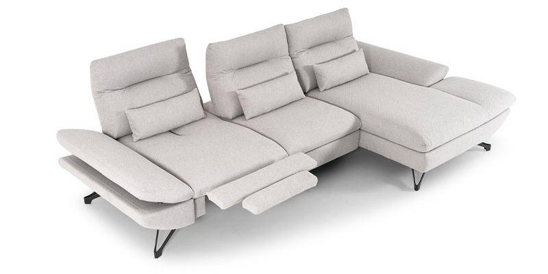 Divano con seduta relax, 3 schienali basculanti, braccioli regolabili e chaise longue, in tessuto antimacchia. (cuscini poggiareni non inclusi)